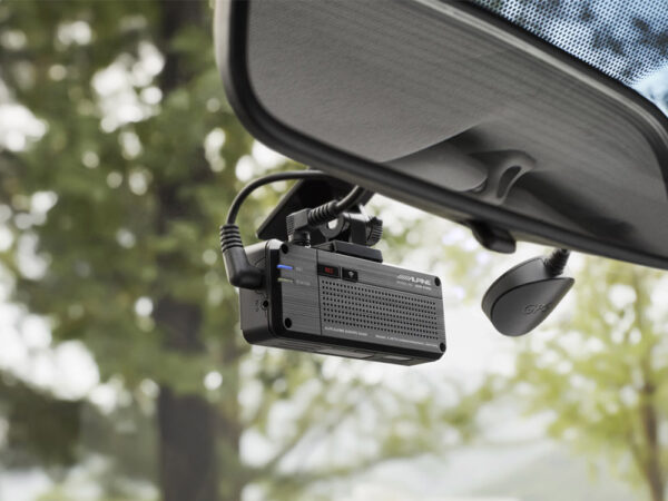 Alpine DVR-F220 Dashcam mit Fahrerassistenzfunktionen und Multi-Kamera Option