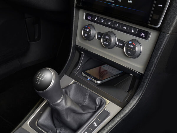 Alpine KCE-G7QI Wireless-Ladestation für Volkswagen Golf 7 – Bild 2
