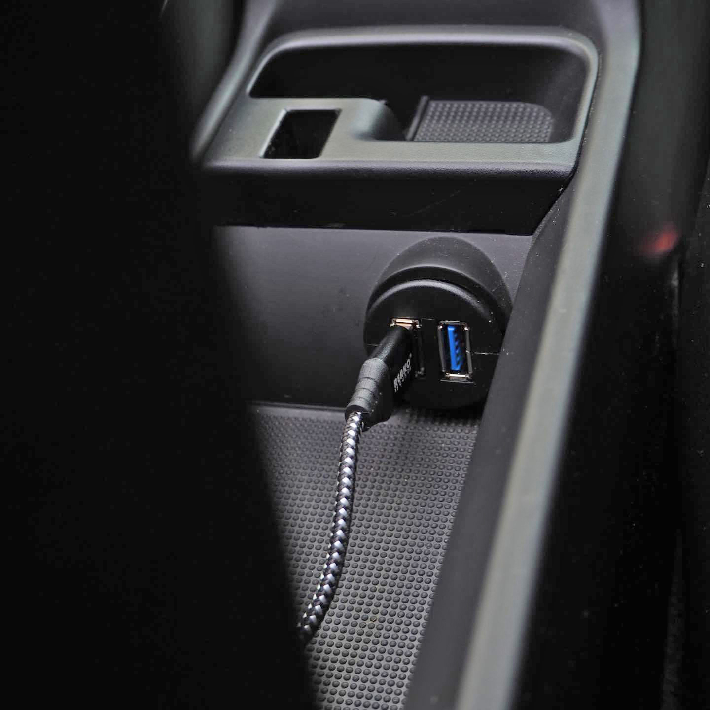 AMPIRE Doppel-USB-A Einbaubuchse mit 200cm Kabel – Bild 9